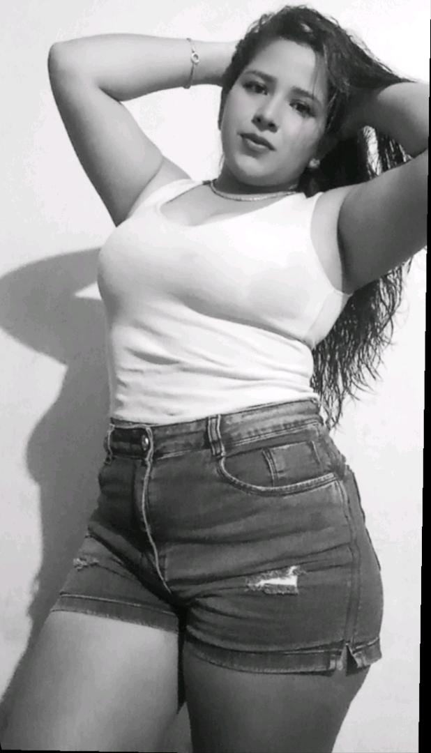 A girl from Paraguay posing for her profile photo on UhmeCam