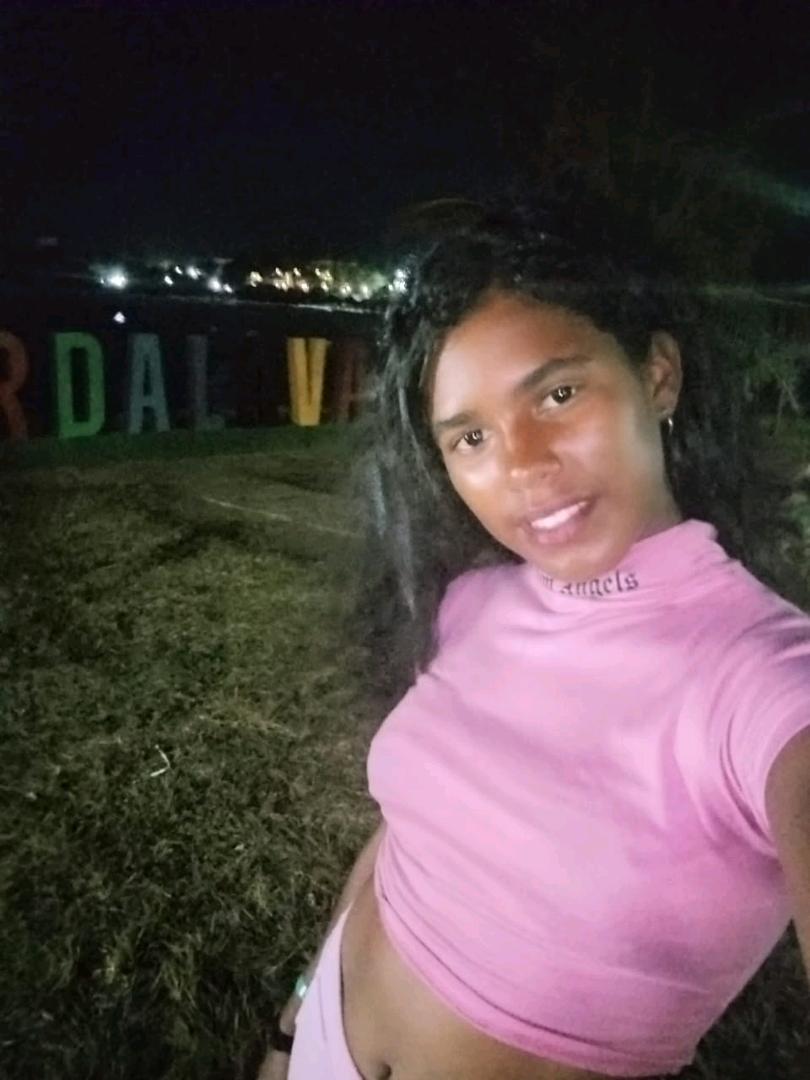 A girl from Cuba on an evening walk, one of the people you can meet on UhmeCam
